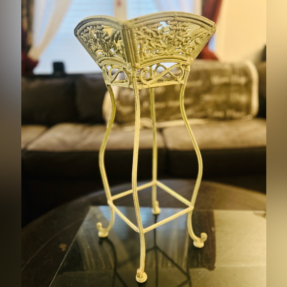 Vintage indoor/outdoor plant holder